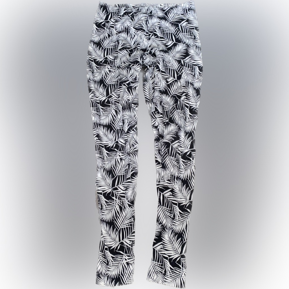 Black and White Leaf leggings. Old navy size women’s small